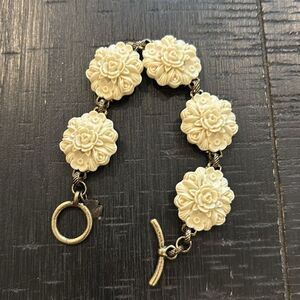 Vintage Lucky Brand Carved Roses Flowers Burnished Gold Toggle Bracelet​​​
